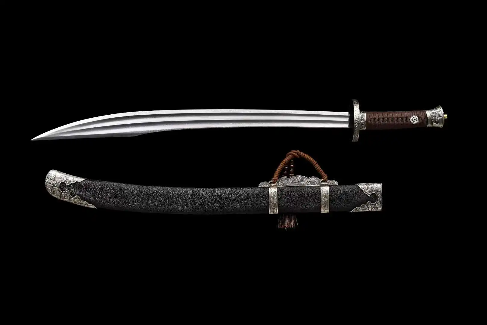 Niuweidao An oxtail Niuweidao sword displayed next to its scabbard.