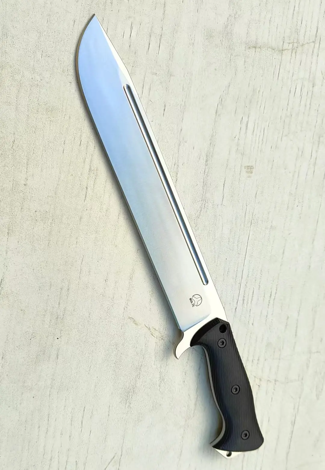 Large Knife A large knife with a single edged blade.