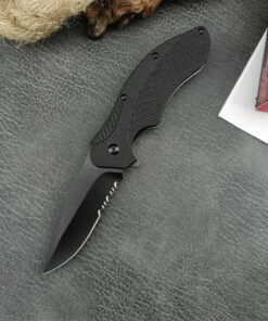 A small pocket knife with clip.